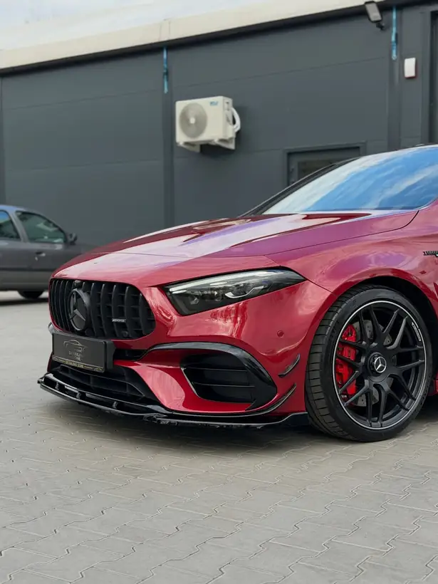 Czerwony Mercedes AMG A45 S przed halą