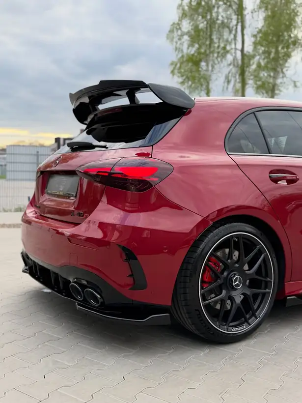 Tył czerwonego Mercedesa AMG A45 S