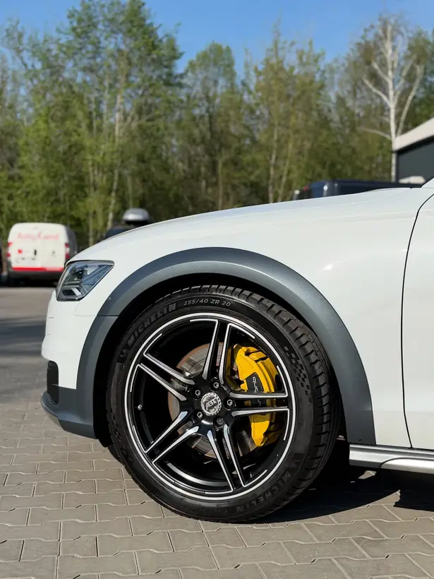 Felga Audi z żółtymi zaciskami hamulcowymi
