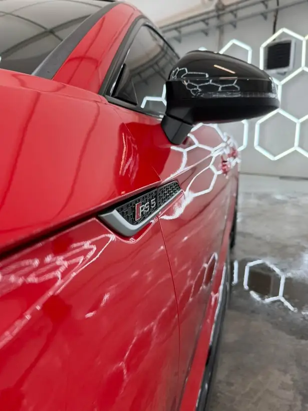Odbicie lamp w czerwonym lakierze Audi RS5