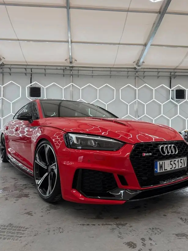 Czerwone Audi RS5 w hali detailingowej