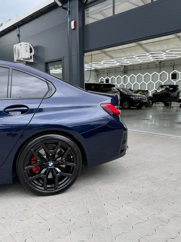 Granatowe BMW M340i w hali detailingowej