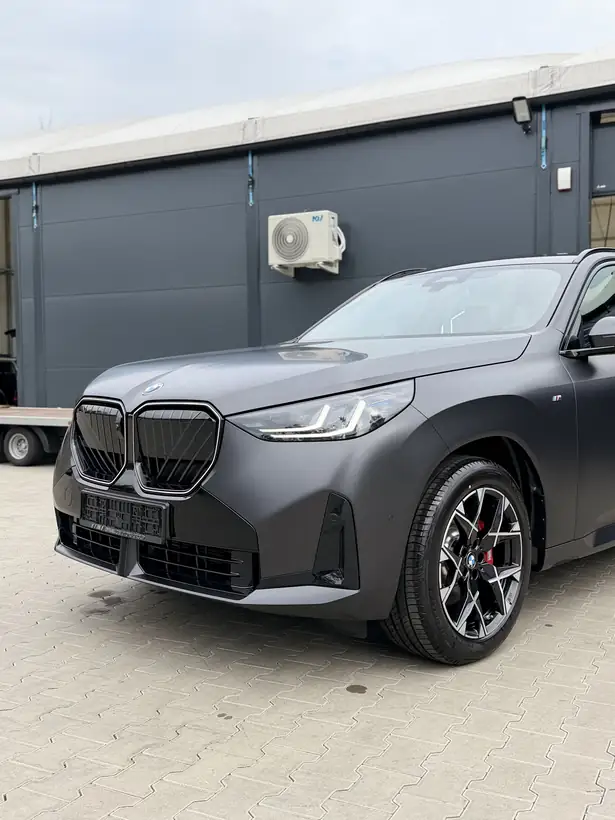 Przód BMW X3 w macie po oklejeniu