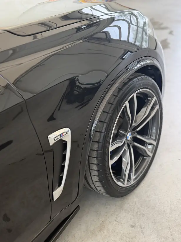 Bok i felga czarnego BMW X6 po zabezpieczeniu