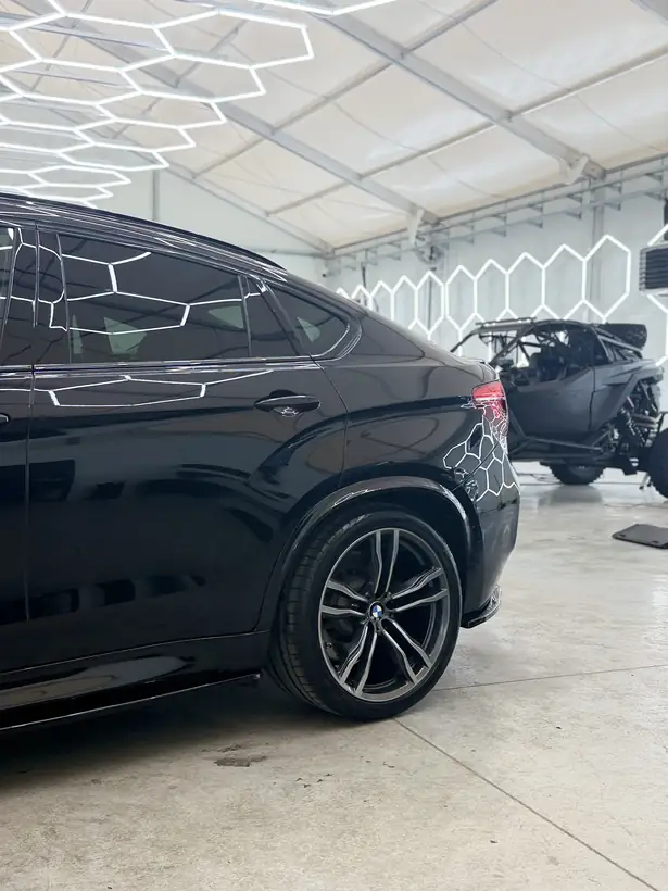 BMW X6 M z odbiciem lamp heksagonalnych w czarnym lakierze