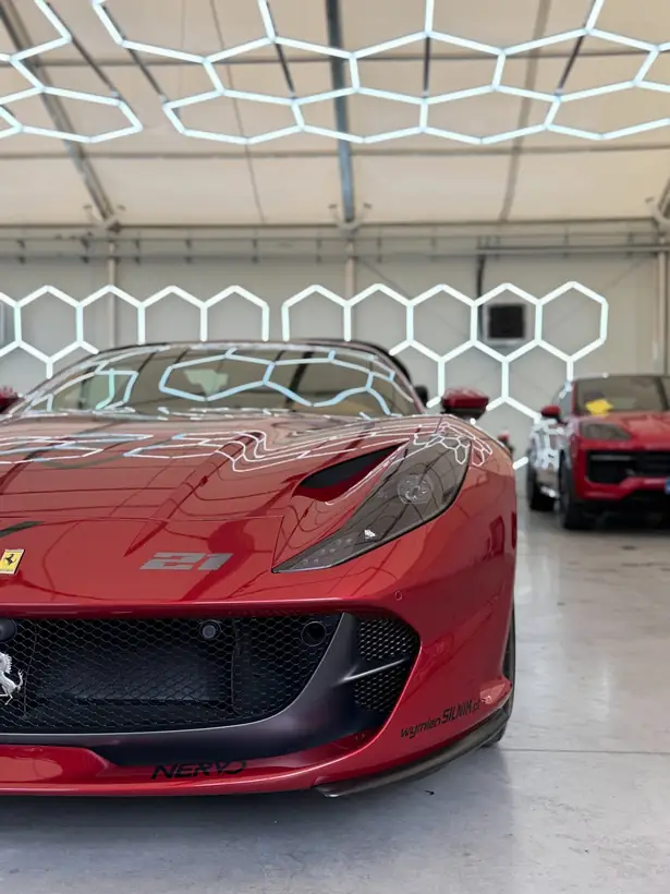 Czerwone Ferrari 812 w hali detailingowej
