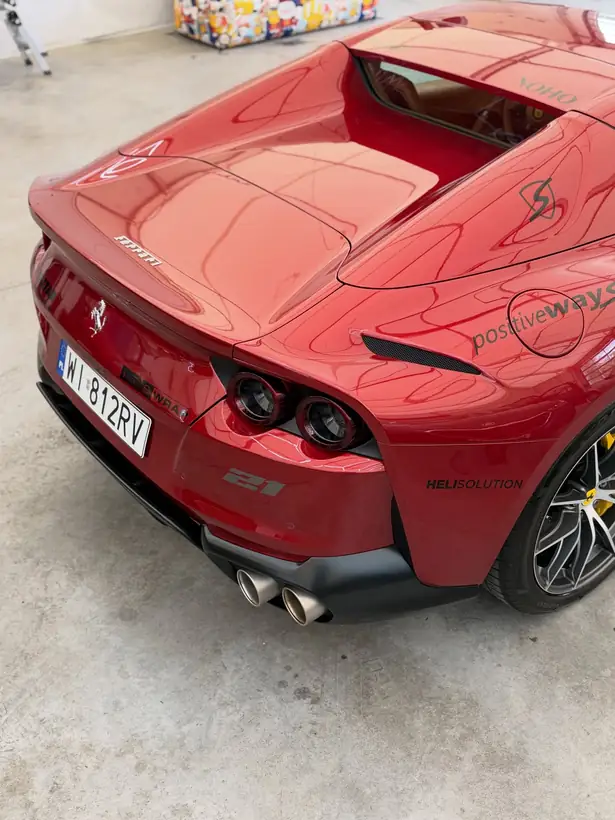 Tył czerwonego Ferrari 812