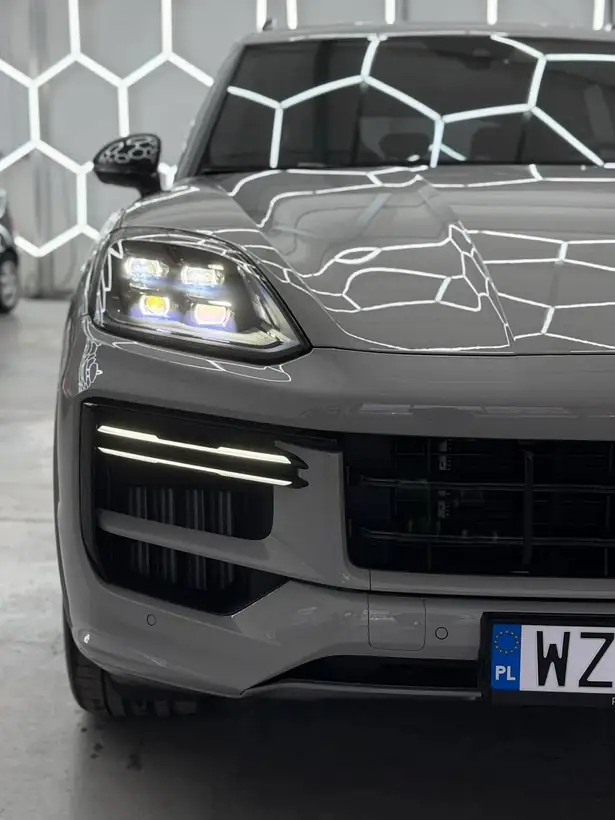 Porsche Cayenne w hali pod lampami heksagonalnymi