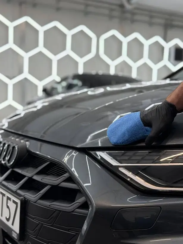 Nakładanie powłoki ceramicznej na maskę Audi