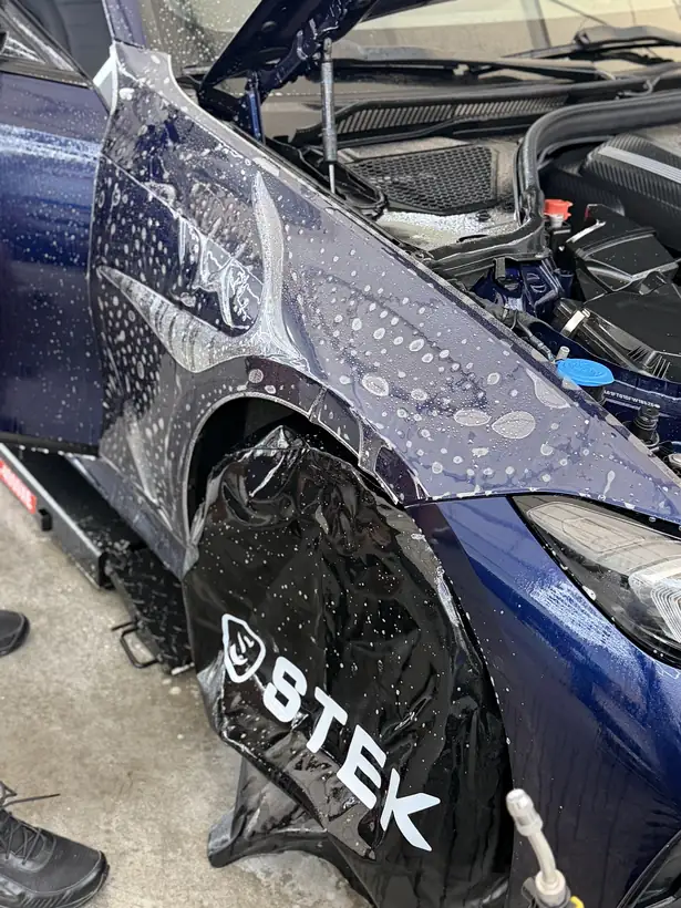 Aplikacja folii PPF na błotniku granatowego BMW