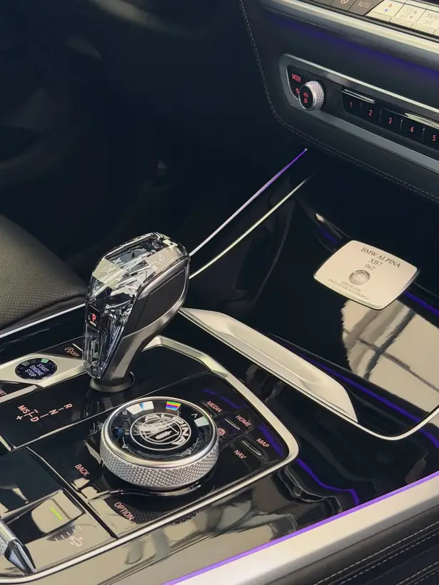 Konsola środkowa Mercedesa z podświetleniem ambient