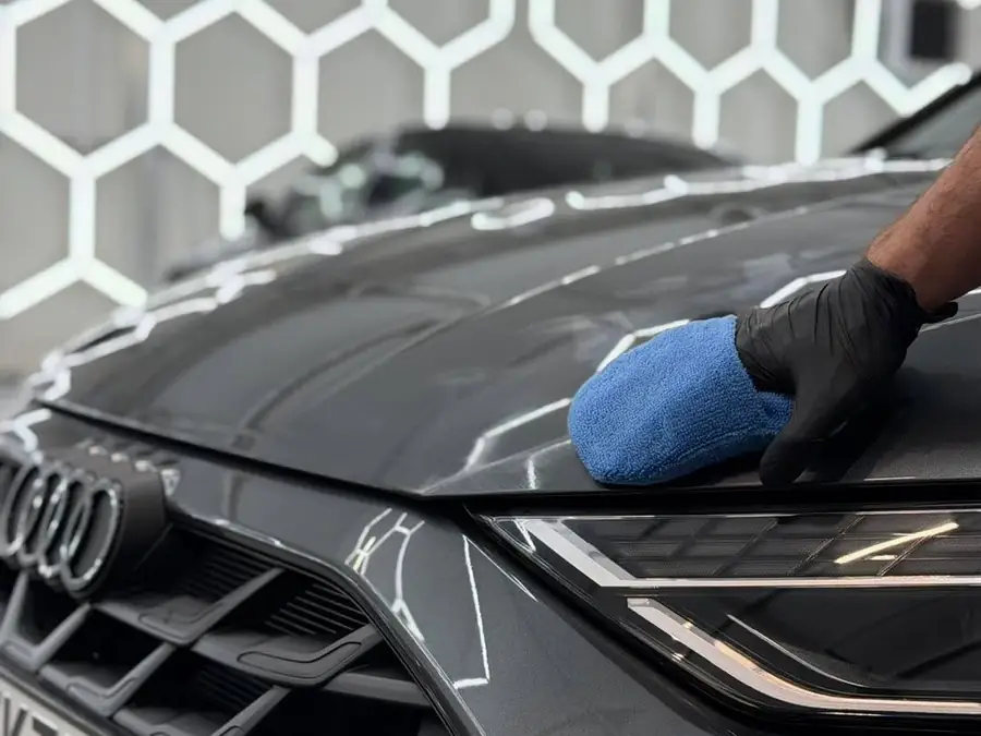 Nakładanie powłoki ceramicznej na maskę Audi