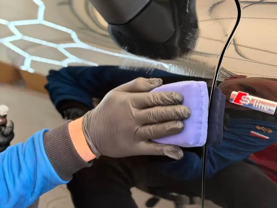 Aplikator z powłoką ceramiczną na karoserii
