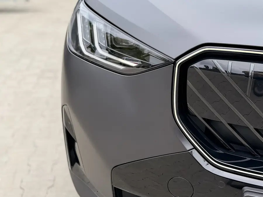 Czarny grill BMW po dechromingu