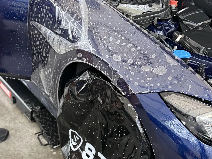 Aplikacja folii PPF na przodzie BMW